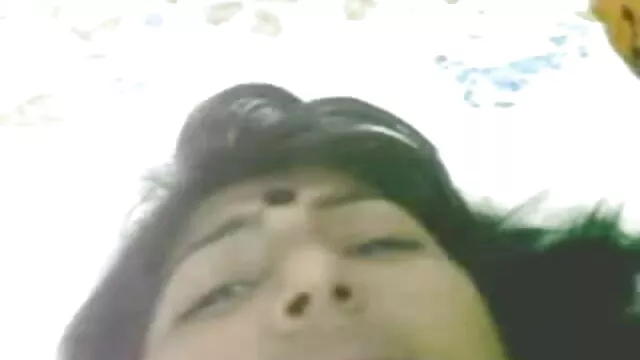 બે whores સાથે રમતા એક વ્યક્તિ તેમને સેકસી વીડીયો આપો એક