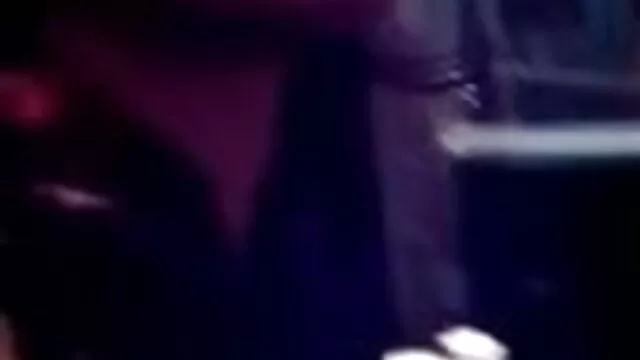 જુલિયા sucks એક જૂના ત્રીપલ એક્ષ વીડીયો સોફા